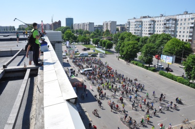 Кілька сотень велосипедистів проїхалися Чернівцями та провели флеш-моб (ФОТО, ВІДЕО)