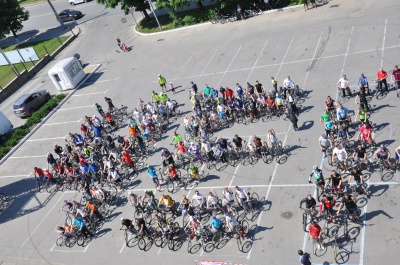 Кілька сотень велосипедистів проїхалися Чернівцями та провели флеш-моб (ФОТО, ВІДЕО)