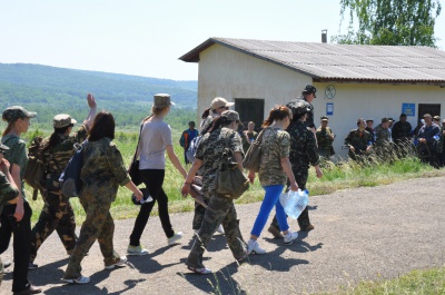 На військових зборах на Буковині жінок та чиновників вчать стріляти (ФОТО)