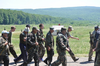 На військових зборах на Буковині жінок та чиновників вчать стріляти (ФОТО)