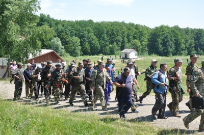 На військових зборах на Буковині жінок та чиновників вчать стріляти (ФОТО)