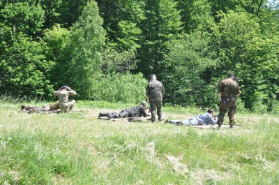 На військових зборах на Буковині жінок та чиновників вчать стріляти (ФОТО)