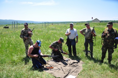 На військових зборах на Буковині жінок та чиновників вчать стріляти (ФОТО)