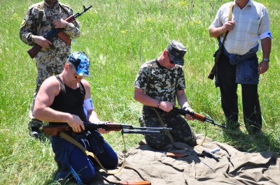 На військових зборах на Буковині жінок та чиновників вчать стріляти (ФОТО)