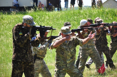 На військових зборах на Буковині жінок та чиновників вчать стріляти (ФОТО)