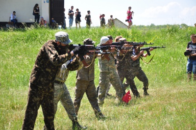 На військових зборах на Буковині жінок та чиновників вчать стріляти (ФОТО)