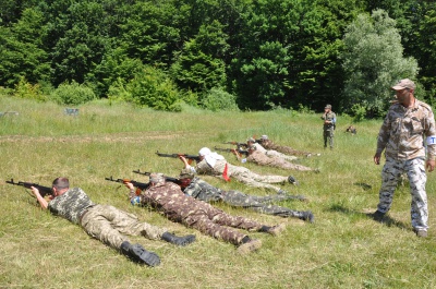 На військових зборах на Буковині жінок та чиновників вчать стріляти (ФОТО)