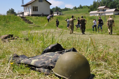 На військових зборах на Буковині жінок та чиновників вчать стріляти (ФОТО)