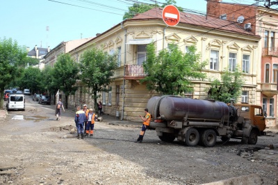 У Чернівцях на вулиці Хмельницького затопило кілька підвалів (ФОТО)