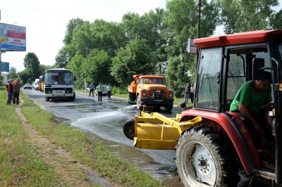 У Чернівцях авто на швидкості врізалося в дерево (ФОТО)