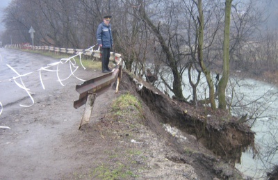 В селі на Буковині заборонили проїзд через зсув