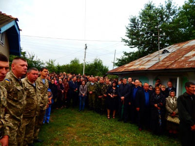 На Вижниччині мешканці на колінах проводжали в останню путь загиблого військового (ФОТО)