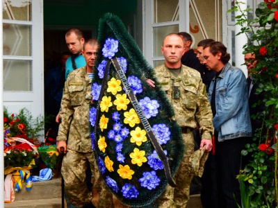 На Вижниччині мешканці на колінах проводжали в останню путь загиблого військового (ФОТО)