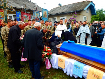 На Вижниччині мешканці на колінах проводжали в останню путь загиблого військового (ФОТО)