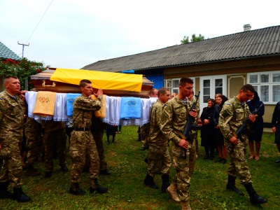 На Вижниччині мешканці на колінах проводжали в останню путь загиблого військового (ФОТО)