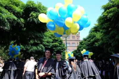 Магістри ЧНУ пройшлися центральними вулицями Чернівців під супровід оркестру (ФОТО)