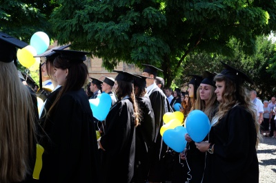 Магістри ЧНУ пройшлися центральними вулицями Чернівців під супровід оркестру (ФОТО)