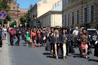 Магістри ЧНУ пройшлися центральними вулицями Чернівців під супровід оркестру (ФОТО)