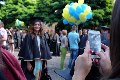 Магістри ЧНУ пройшлися центральними вулицями Чернівців під супровід оркестру (ФОТО)