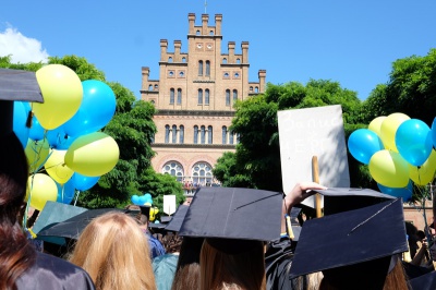 Магістри ЧНУ пройшлися центральними вулицями Чернівців під супровід оркестру (ФОТО)