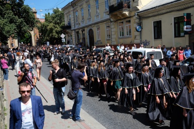 Магістри ЧНУ пройшлися центральними вулицями Чернівців під супровід оркестру (ФОТО)