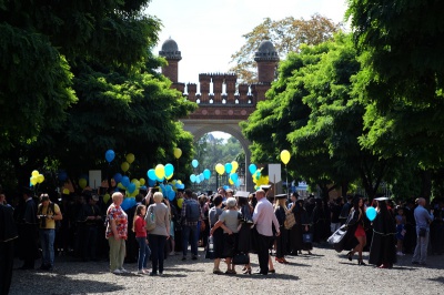 Магістри ЧНУ пройшлися центральними вулицями Чернівців під супровід оркестру (ФОТО)