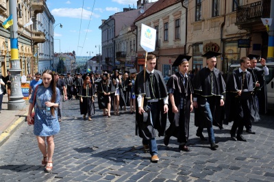 Магістри ЧНУ пройшлися центральними вулицями Чернівців під супровід оркестру (ФОТО)