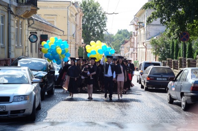 Магістри ЧНУ пройшлися центральними вулицями Чернівців під супровід оркестру (ФОТО)