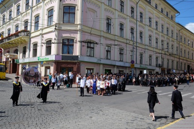 Магістри ЧНУ пройшлися центральними вулицями Чернівців під супровід оркестру (ФОТО)