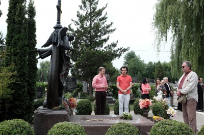 Родичі і побратими згадали Назарія Яремчука біля його могили в Чернівцях (ФОТО)