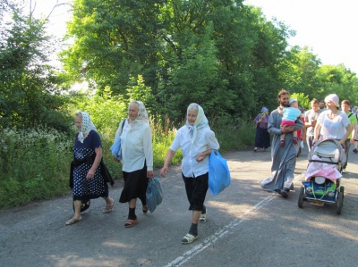 Паломники на Буковині йдуть хресною ходою в монастир у Хрещатику (ФОТО)