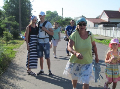 Паломники на Буковині йдуть хресною ходою в монастир у Хрещатику (ФОТО)