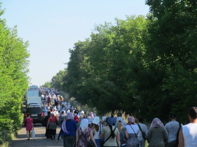 Паломники на Буковині йдуть хресною ходою в монастир у Хрещатику (ФОТО)