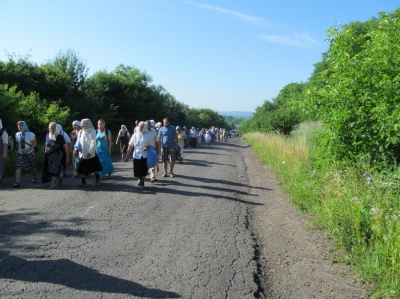 Паломники на Буковині йдуть хресною ходою в монастир у Хрещатику (ФОТО)