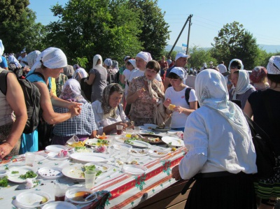 Паломники на Буковині йдуть хресною ходою в монастир у Хрещатику (ФОТО)