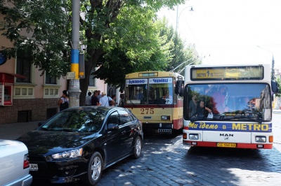 У Чернівцях приватні авто і таксі блокують зупинки тролейбусів і маршруток (ФОТО)