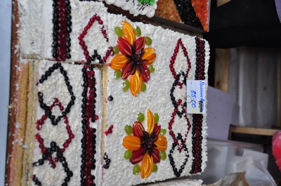 На "Петрівському ярмарку" продають торти у вигляді вишиванок та прапора України (ФОТО)