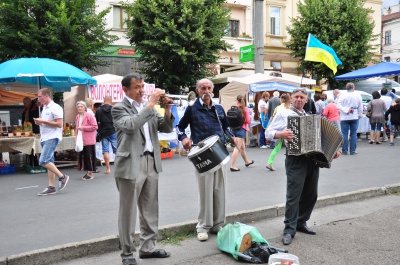 На "Петрівському ярмарку" продають торти у вигляді вишиванок та прапора України (ФОТО)