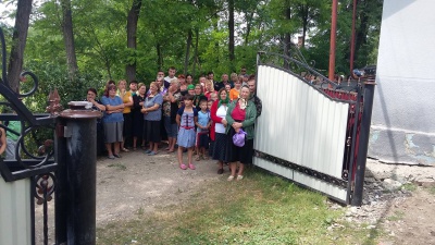 Буковинці навколішки зустріли тіло загиблого в АТО односельчанина (ФОТО)