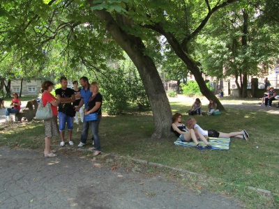Вступники біля ЧНУ грають у карти і їдять хот-доги (ФОТО)
