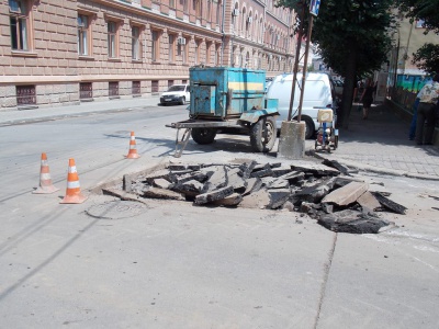 Мешканці центру Чернівців четвертий день очікують на водопостачання