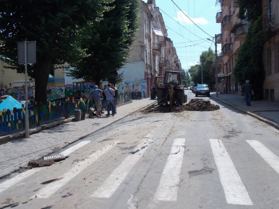 Мешканці центру Чернівців четвертий день очікують на водопостачання