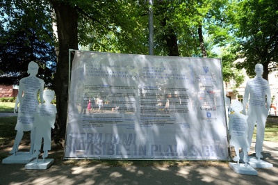 У Чернівцях відкрили арт-інсталяцію про тих, хто постраждав від торгівлі людьми (ФОТО)