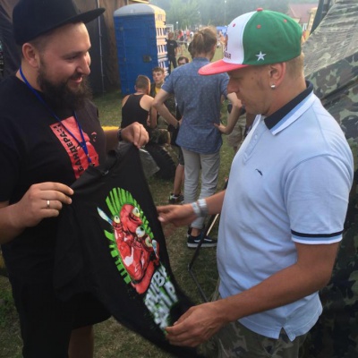 Музикант з Чернівців подарував свою футболку лідеру "Тартака"