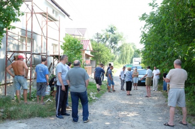 У Чернівцях люди протестують проти забудови, яка може завалити їхні будинки (ФОТО)