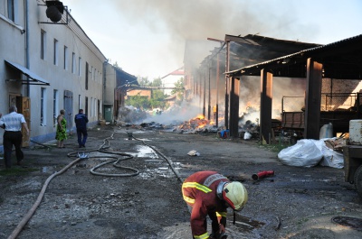 Пожежу на вул. Севастопольській у Чернівцях локалізували. Небезпеки перекидання вогню немає (ФОТО)