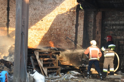 Пожежу на вул. Севастопольській у Чернівцях локалізували. Небезпеки перекидання вогню немає (ФОТО)