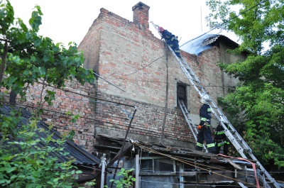 Пожежу на вул. Севастопольській у Чернівцях локалізували. Небезпеки перекидання вогню немає (ФОТО)