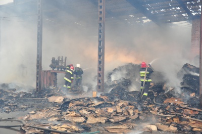 Пожежу на вул. Севастопольській у Чернівцях локалізували. Небезпеки перекидання вогню немає (ФОТО)