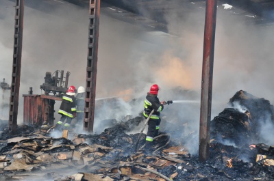 Пожежу на вул. Севастопольській у Чернівцях локалізували. Небезпеки перекидання вогню немає (ФОТО)